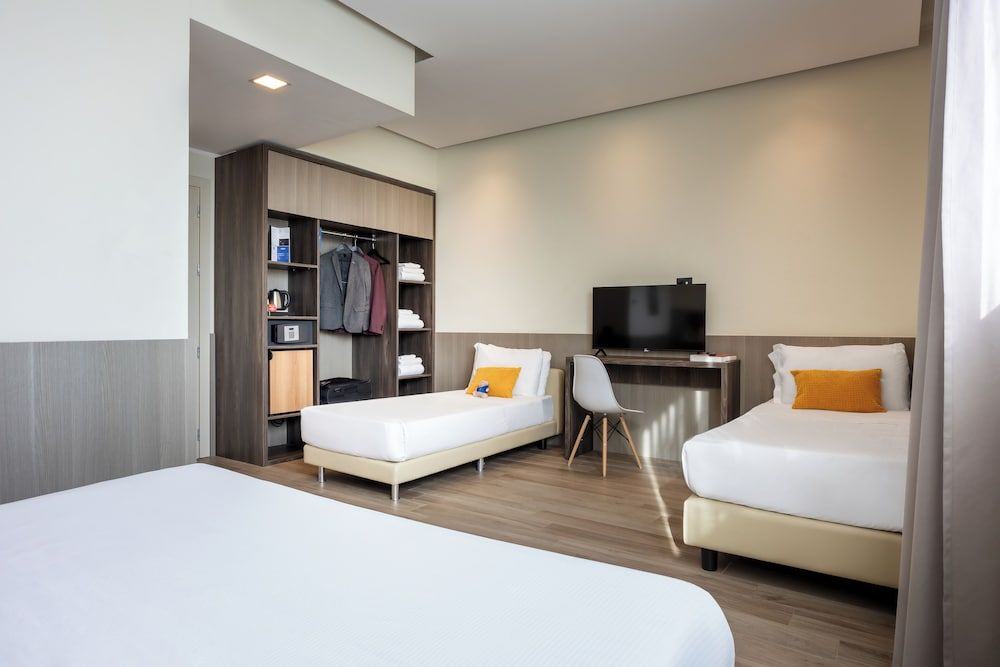 iH Hotels Milano St. John Sesto San Giovanni Standard Quadruple Room 2