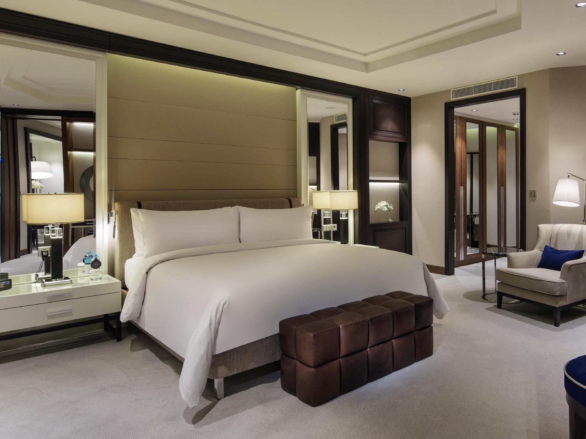 KING TAKSIM SUITE WITH LOUNGE ACCESS