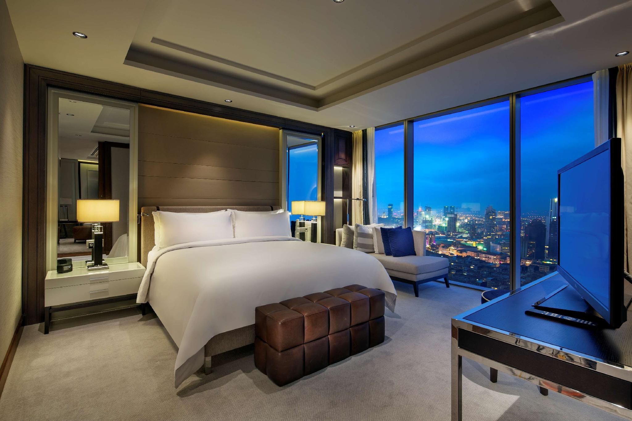 KING BOMONTI SUITE WITH LOUNGE ACCESS