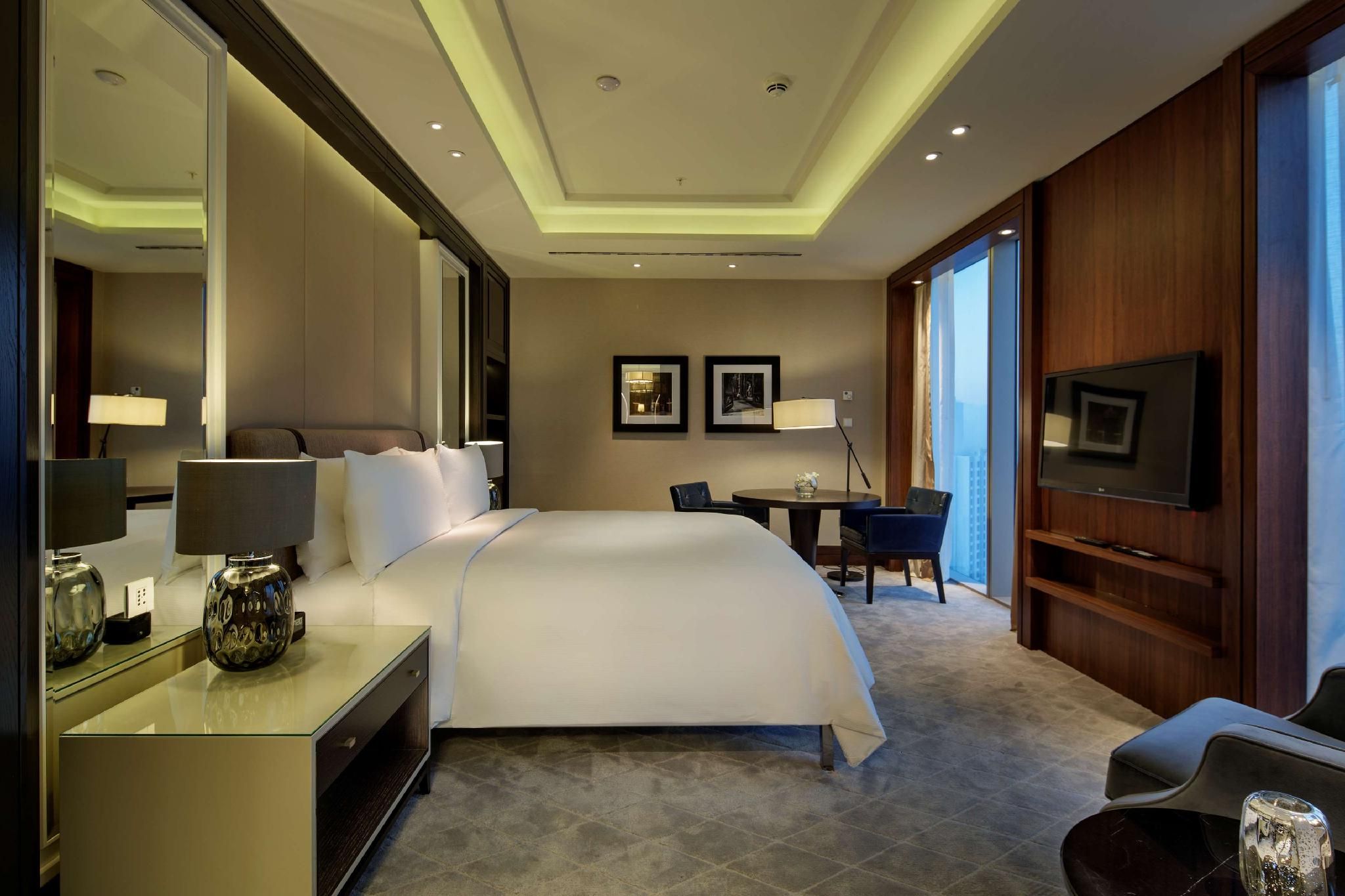 King Ambassador Suite with Lounge Access