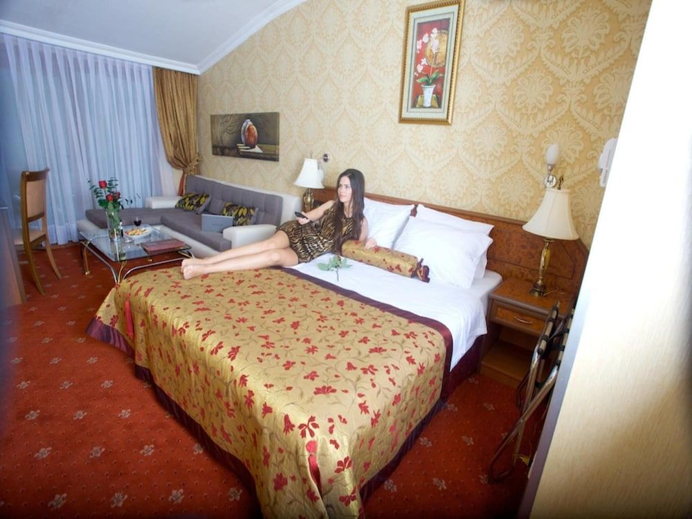 DELUXE ROOM