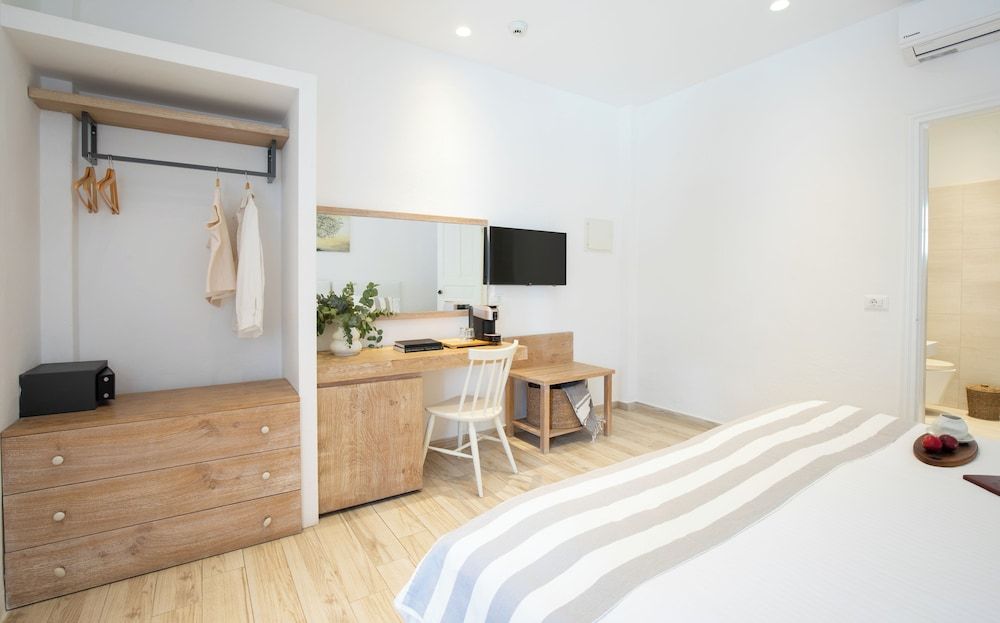 Acrogiali Beachfront Hotel Deluxe Double or Twin Room, Garden View 9