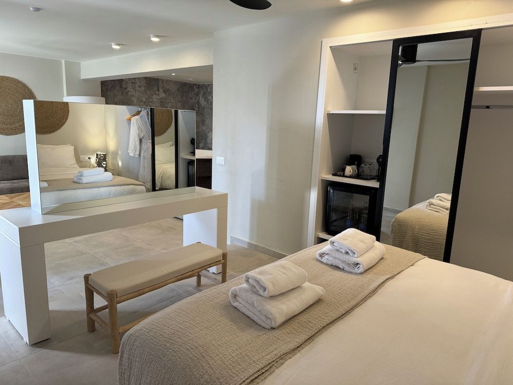 Earth Suite with Indoor Hot Tub