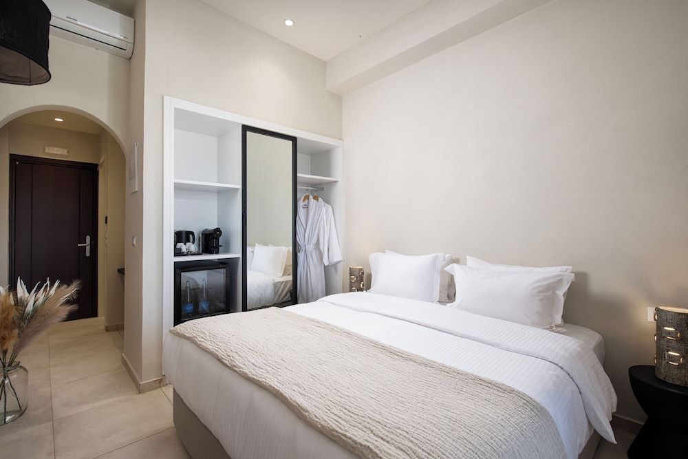 Comfort Room, Pool View
