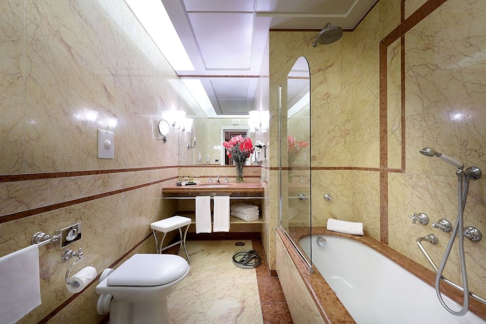 Eurostars Hotel Excelsior Classic Double Room 4