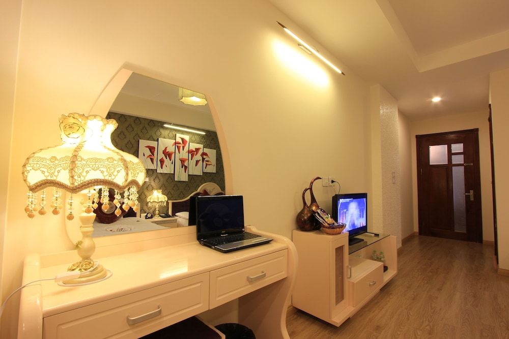 Hanoi Inner Hotel Family Quadruple Room, City View 8