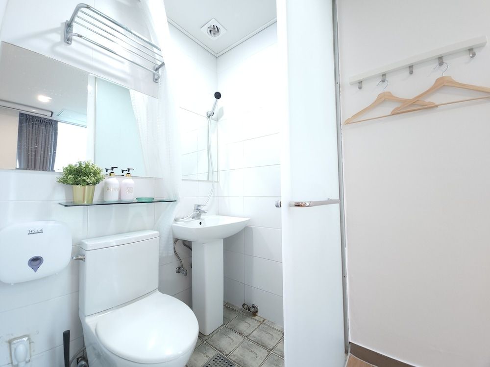 OYO Hostel Myeongdong 2 Double Room 4