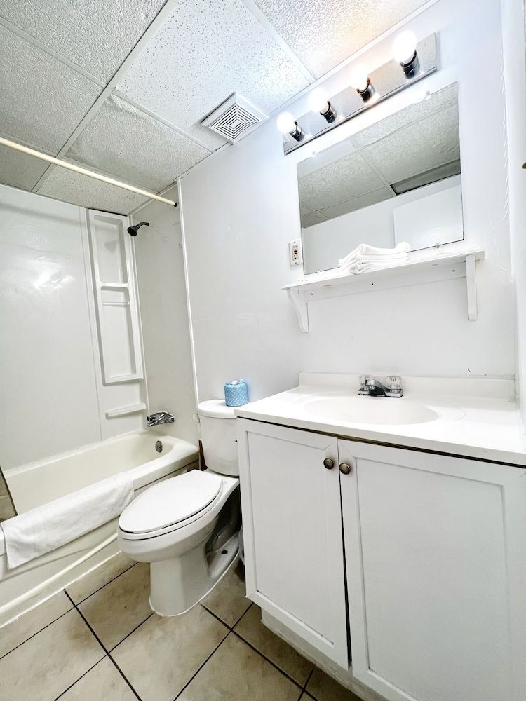 Fairway Inn by the Falls Standard Room, 2 Double Beds 9