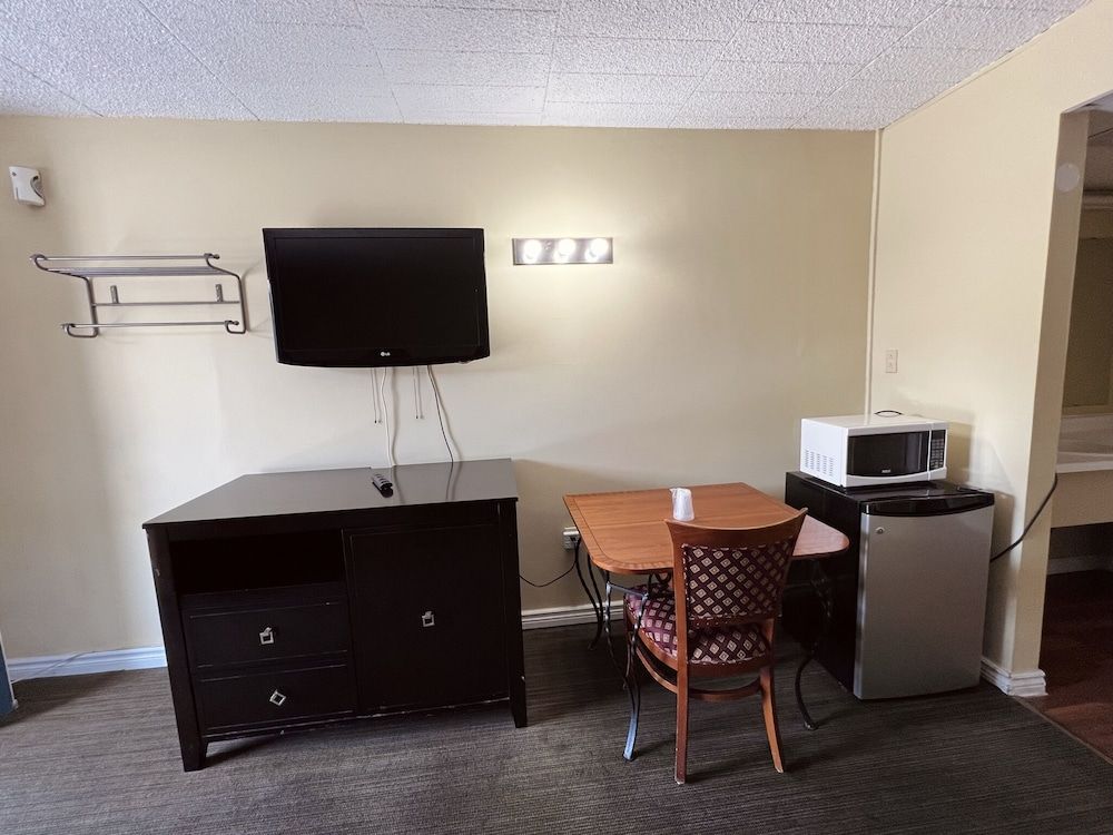 Fairway Inn by the Falls Standard Room, 2 Double Beds 11