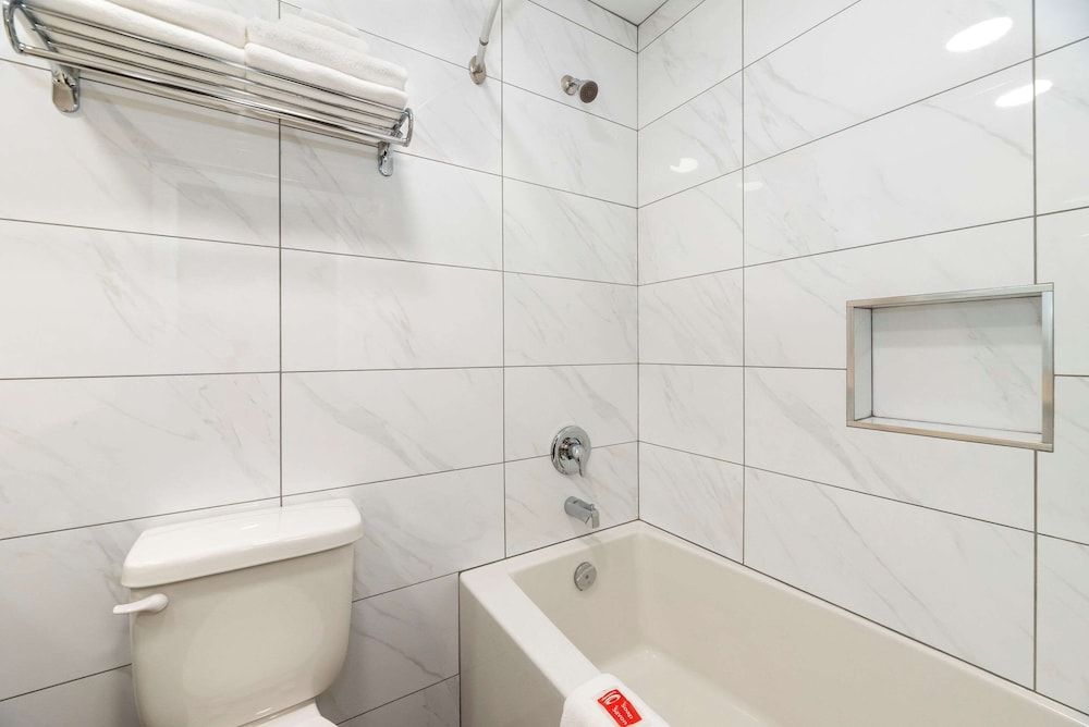 Econo Lodge Room, 2 Queen Beds, Non Smoking (Efficiency, Upgrade) 6