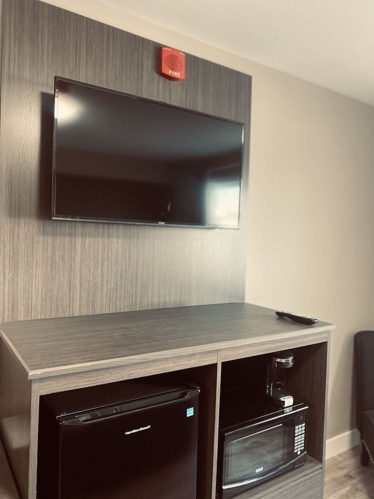 Econo Lodge Standard Room, 1 King Bed, Non Smoking 6