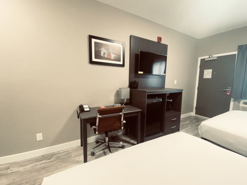 Econo Lodge Room, 2 Queen Beds, Non Smoking (Efficiency, Upgrade) 8