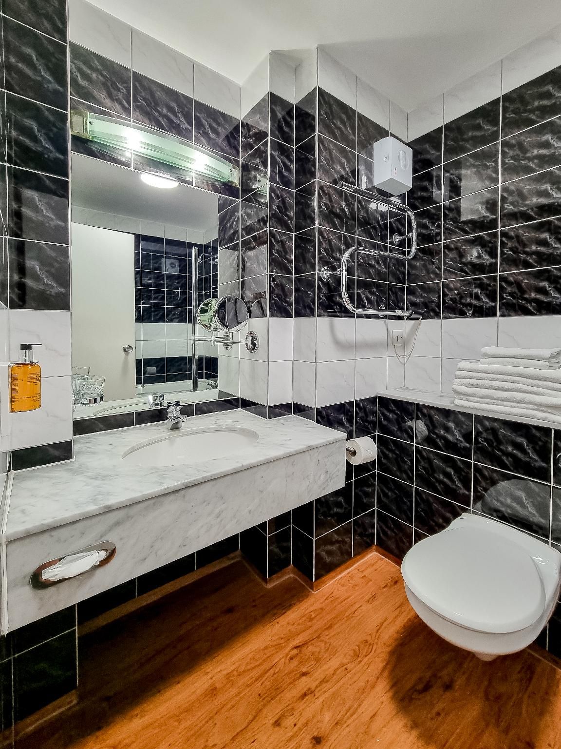 Cedar Court Bradford Hotel Twin Room 3