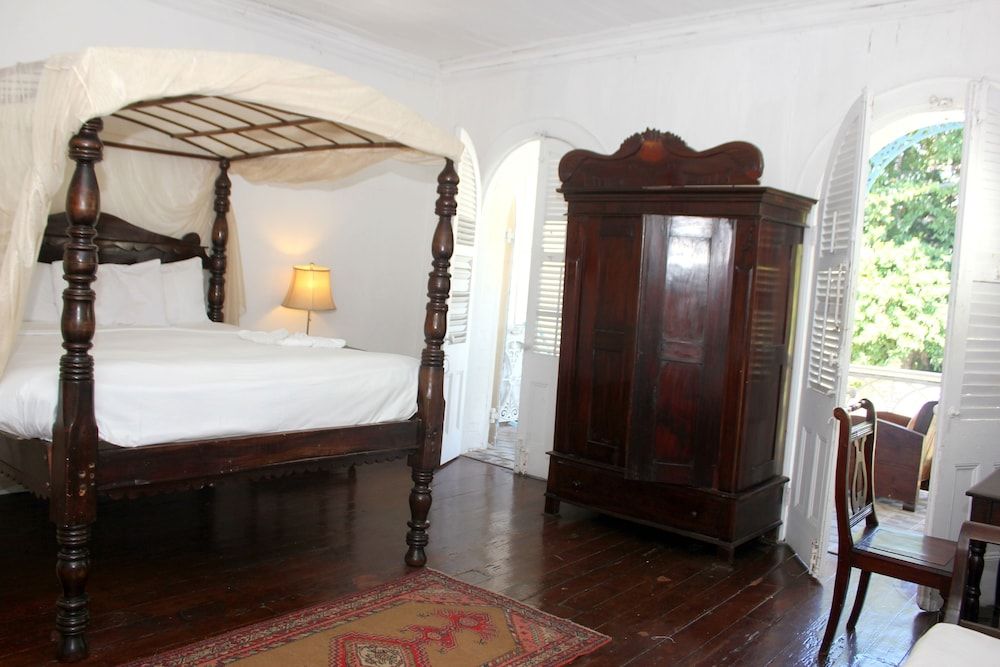 Hotel Florita Three Room Suite 5