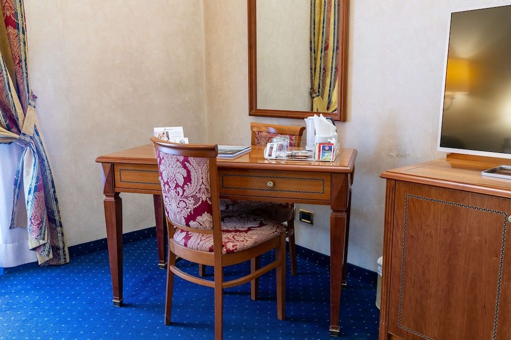 Hotel Cappello D'Oro, BW Signature Collection Deluxe Room, 1 Queen Bed 5