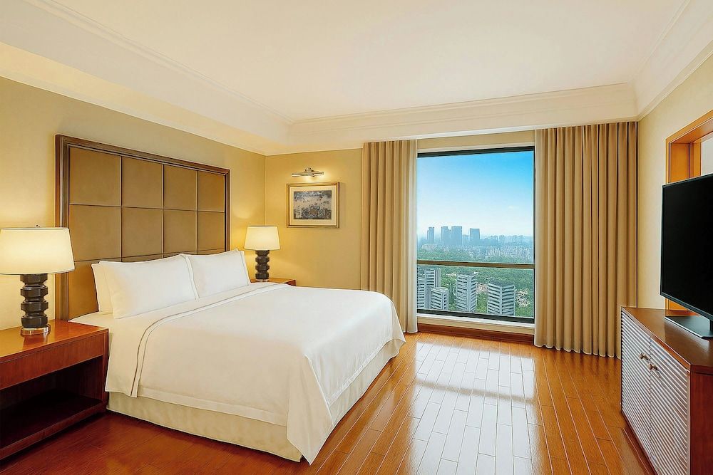 Executive Suite, 1 King Bed, City View, Poolside
