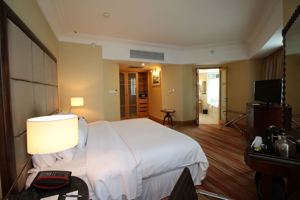 Suite, 1 King Bed, City View, Poolside