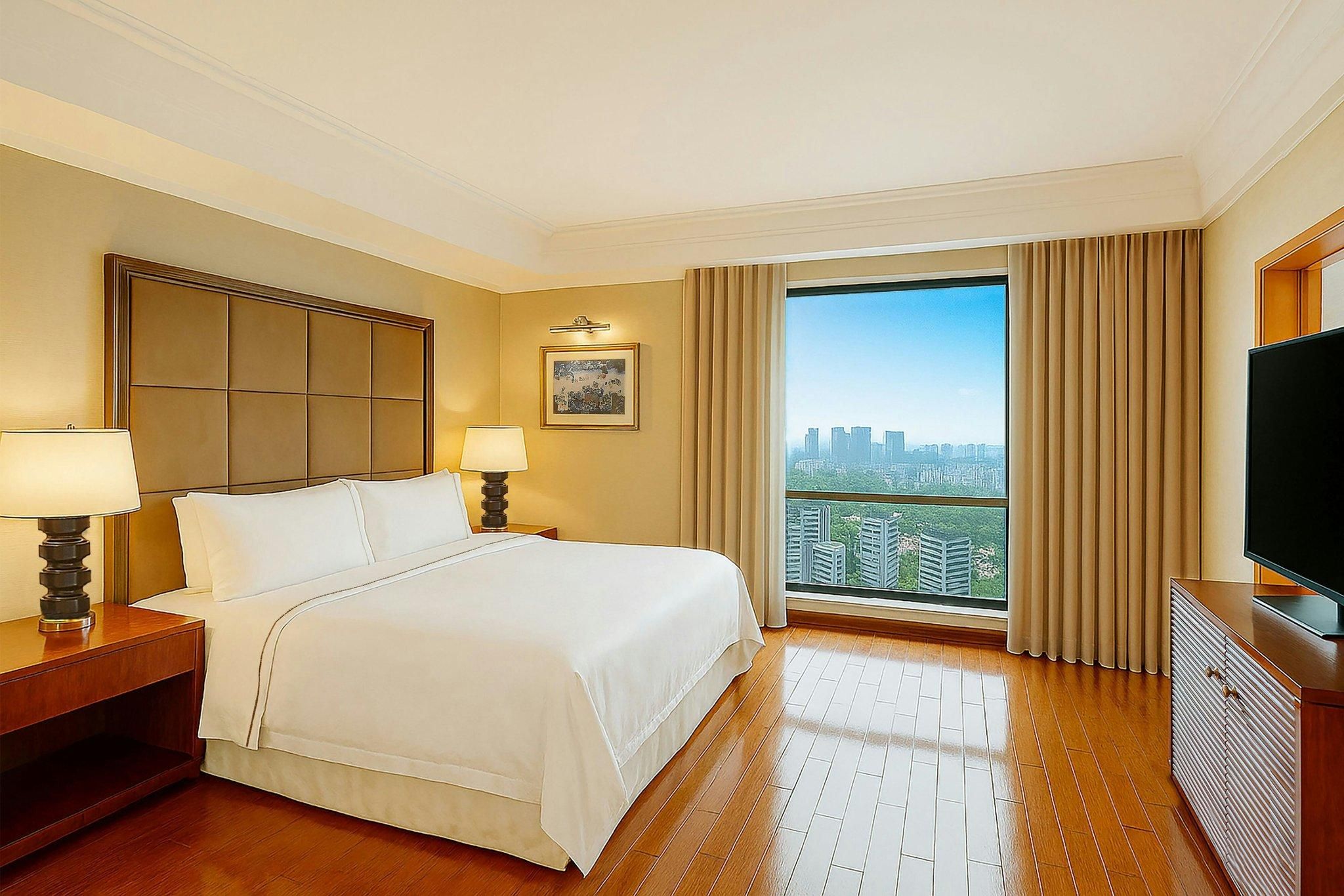 Executive Suite, 1 King, City view, Poolside