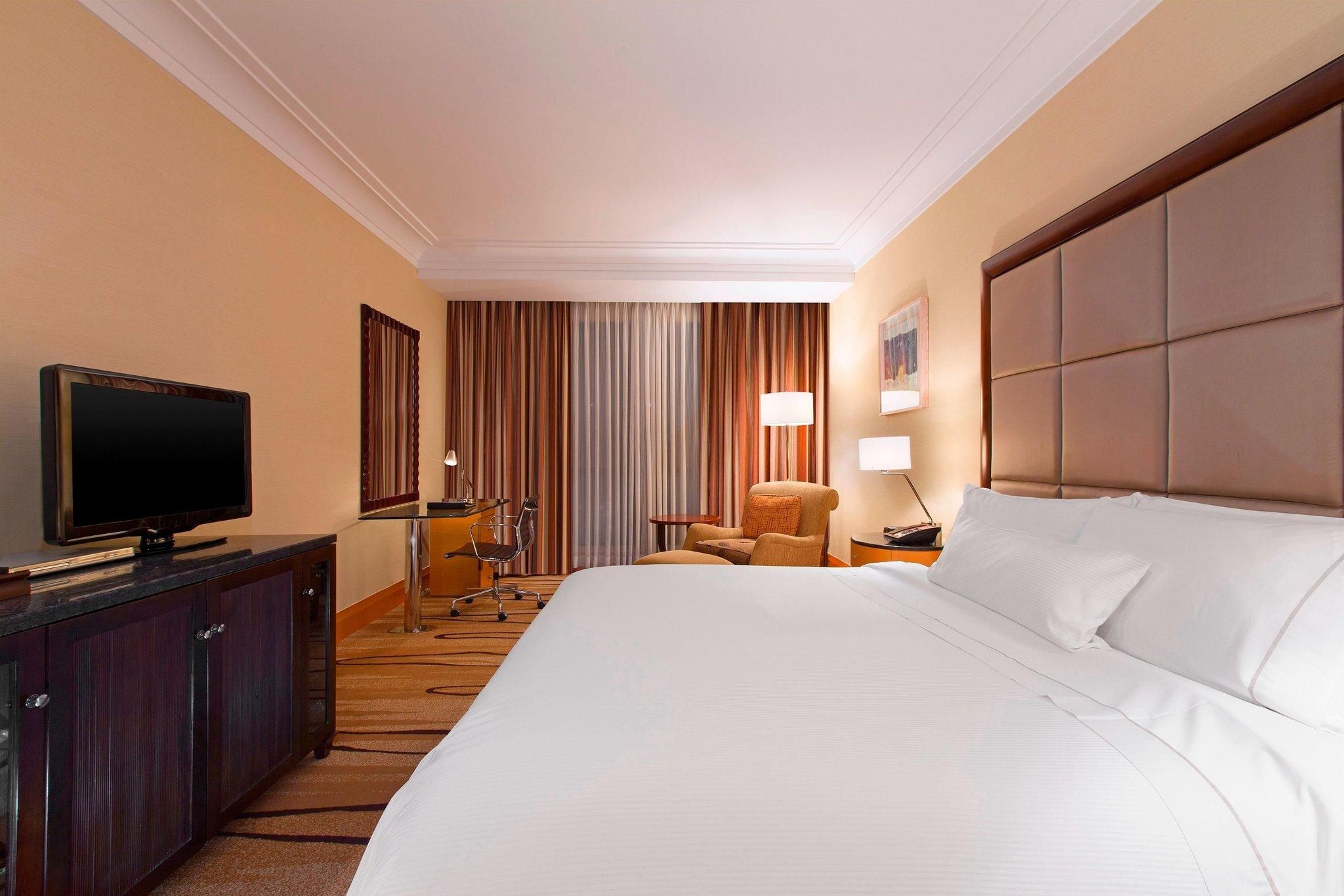 Renewal King Room, Guest room, 1 King, City view, Poolside