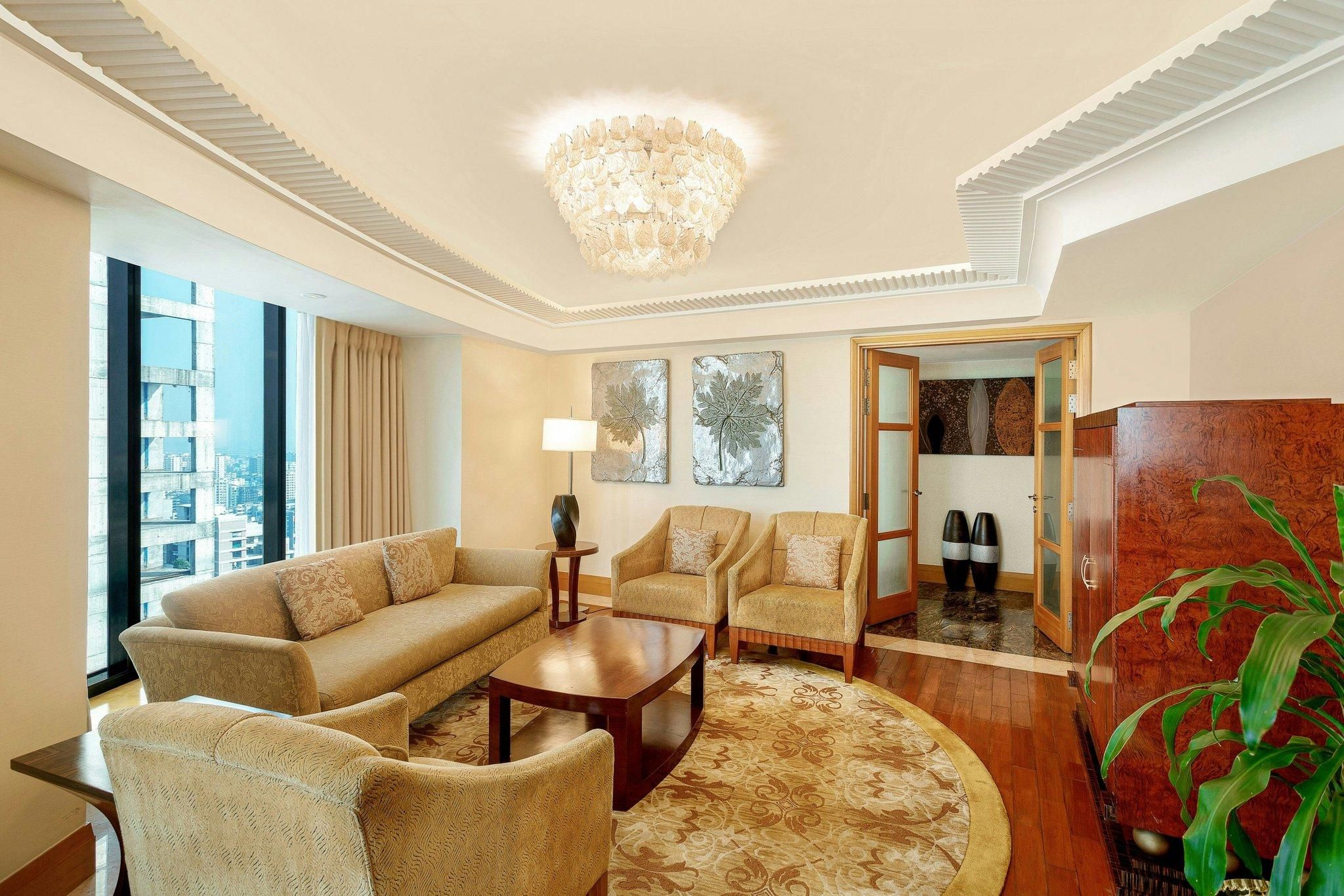 Presidential Suite, 1 King, Sofa bed, City view, Poolside