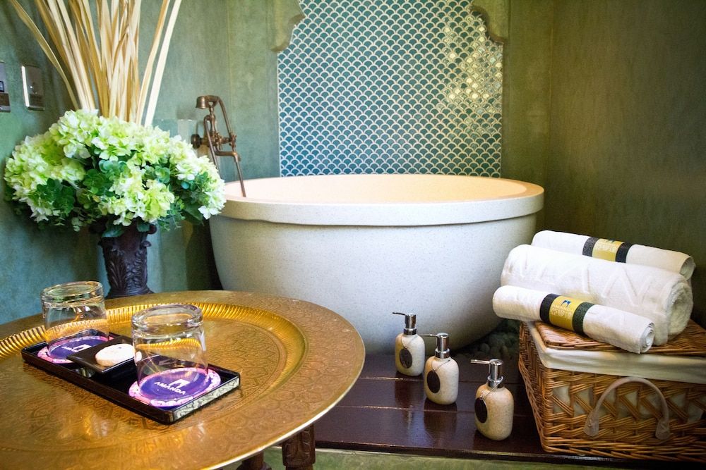 Deep soaking bathtub