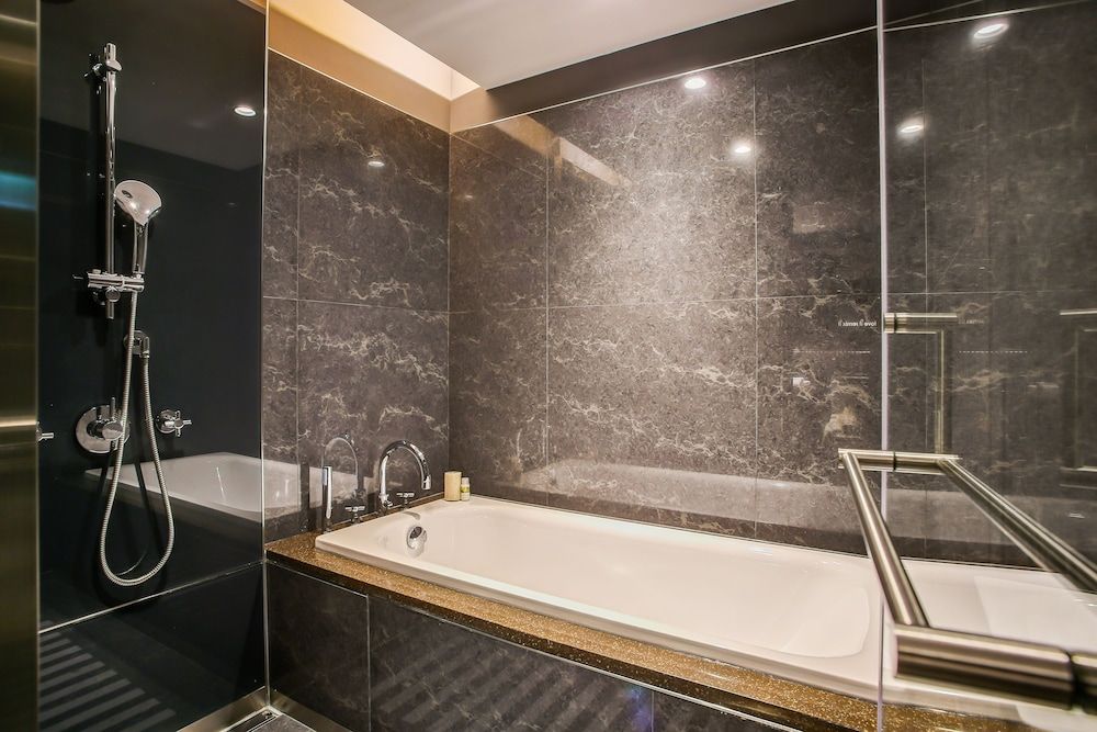 CHECK inn Taipei Nanjing Superior Twin Room 6