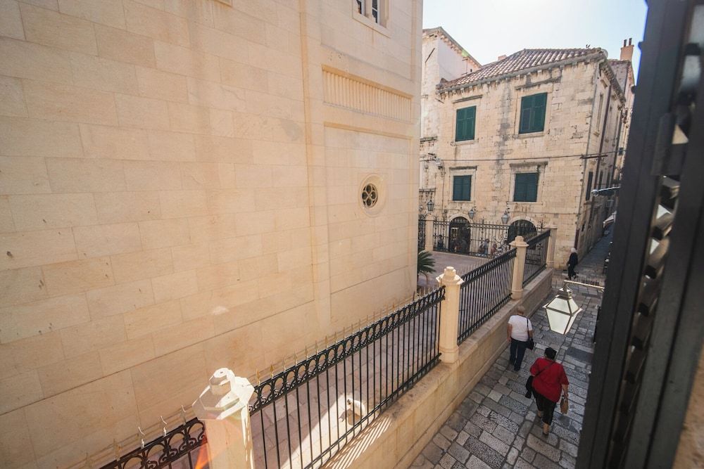 undefined SUNce Palace Apartments with free offsite parking 8