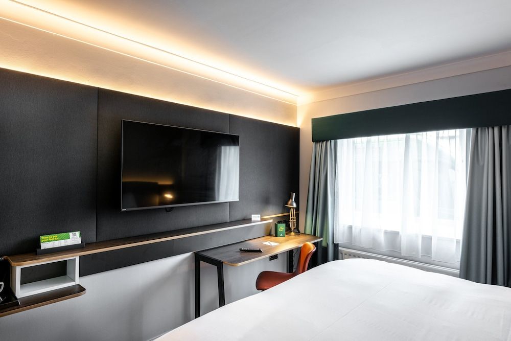 Holiday Inn Manchester - Oldham by IHG Standard Room, 1 Queen Bed 3