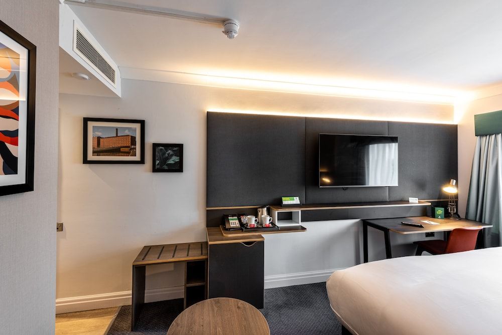 Holiday Inn Manchester - Oldham by IHG Standard Room, 1 Queen Bed 9