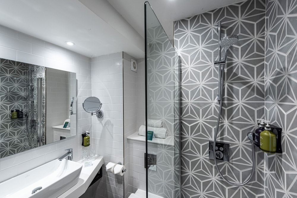 Holiday Inn Manchester - Oldham by IHG Standard Room, 1 Queen Bed 8