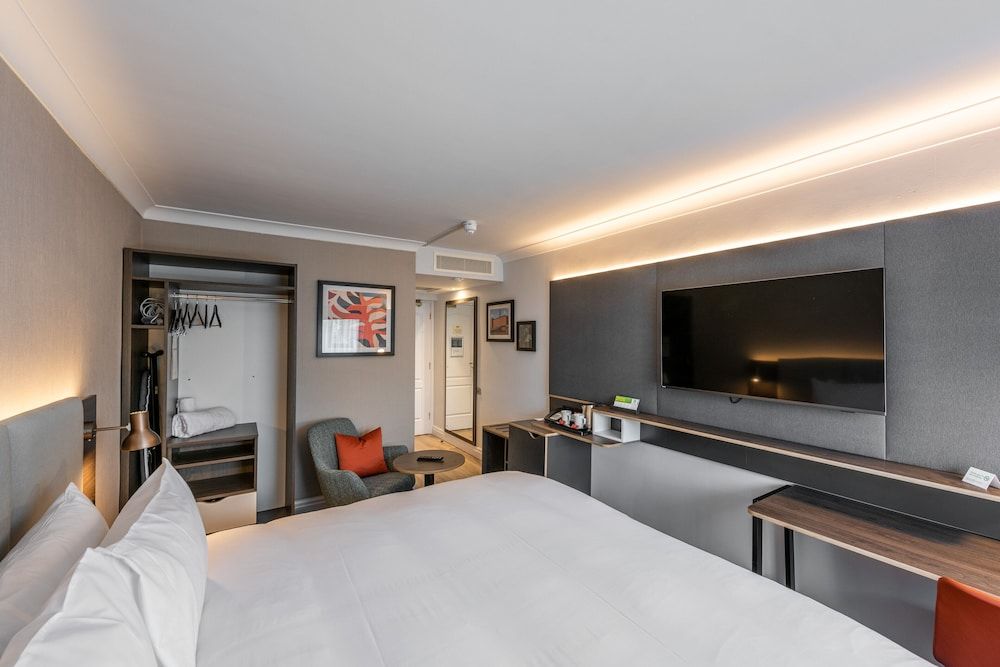 Holiday Inn Manchester - Oldham by IHG Standard Room, 1 Queen Bed 2