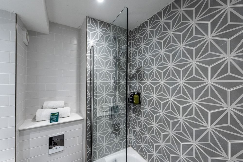 Holiday Inn Manchester - Oldham by IHG Standard Room, 1 Queen Bed 6