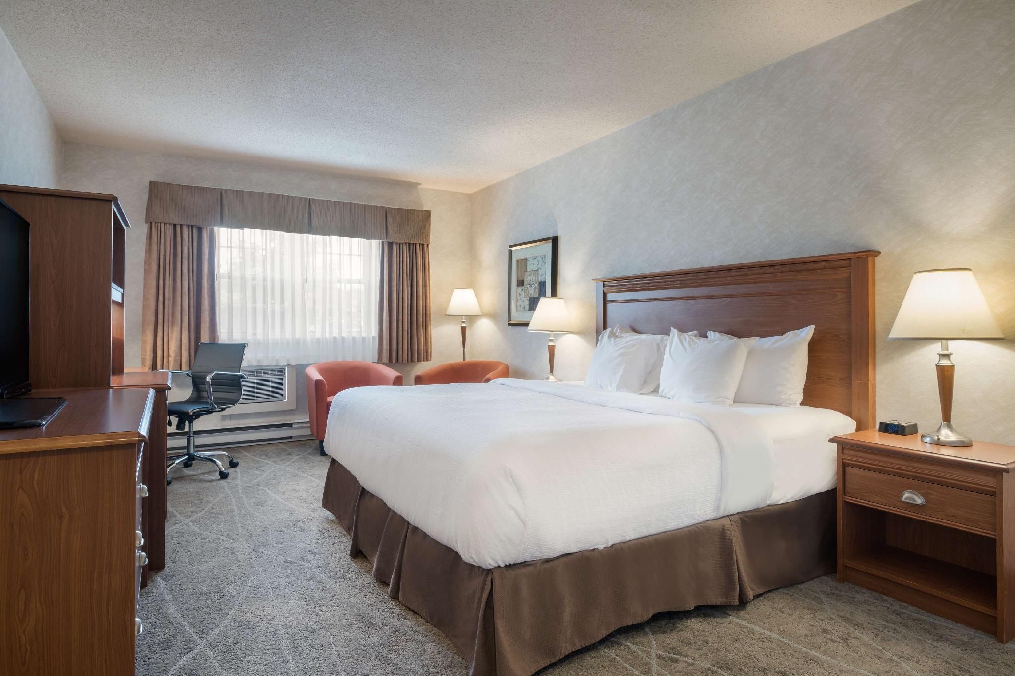 1 King Bed, Nonsmoking, Main Building