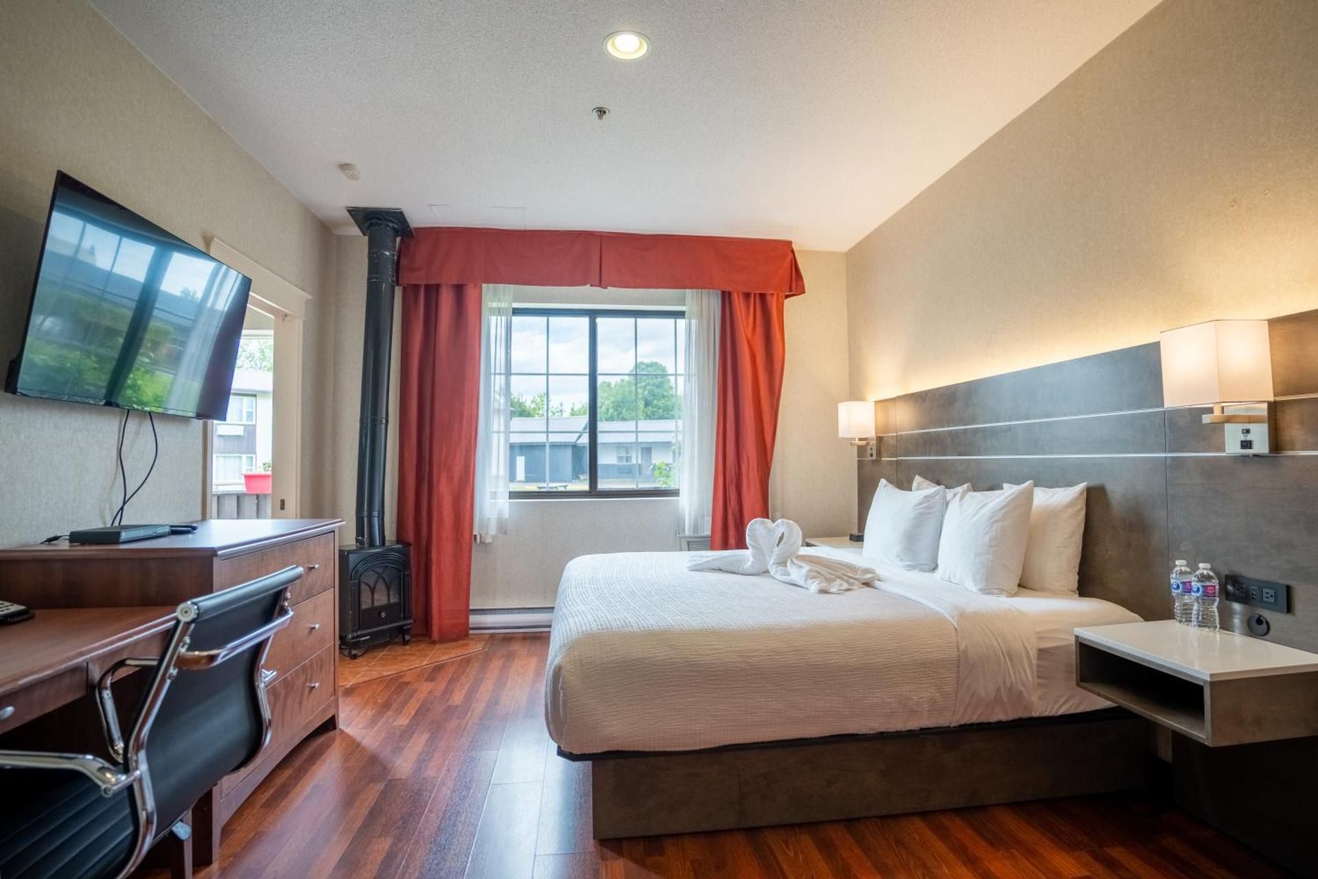 Suite - 1 King Bed, Nonsmoking, 2 Rooms, Sofabed, Jetted Tub, Private Patio, 1.5 Bathrooms