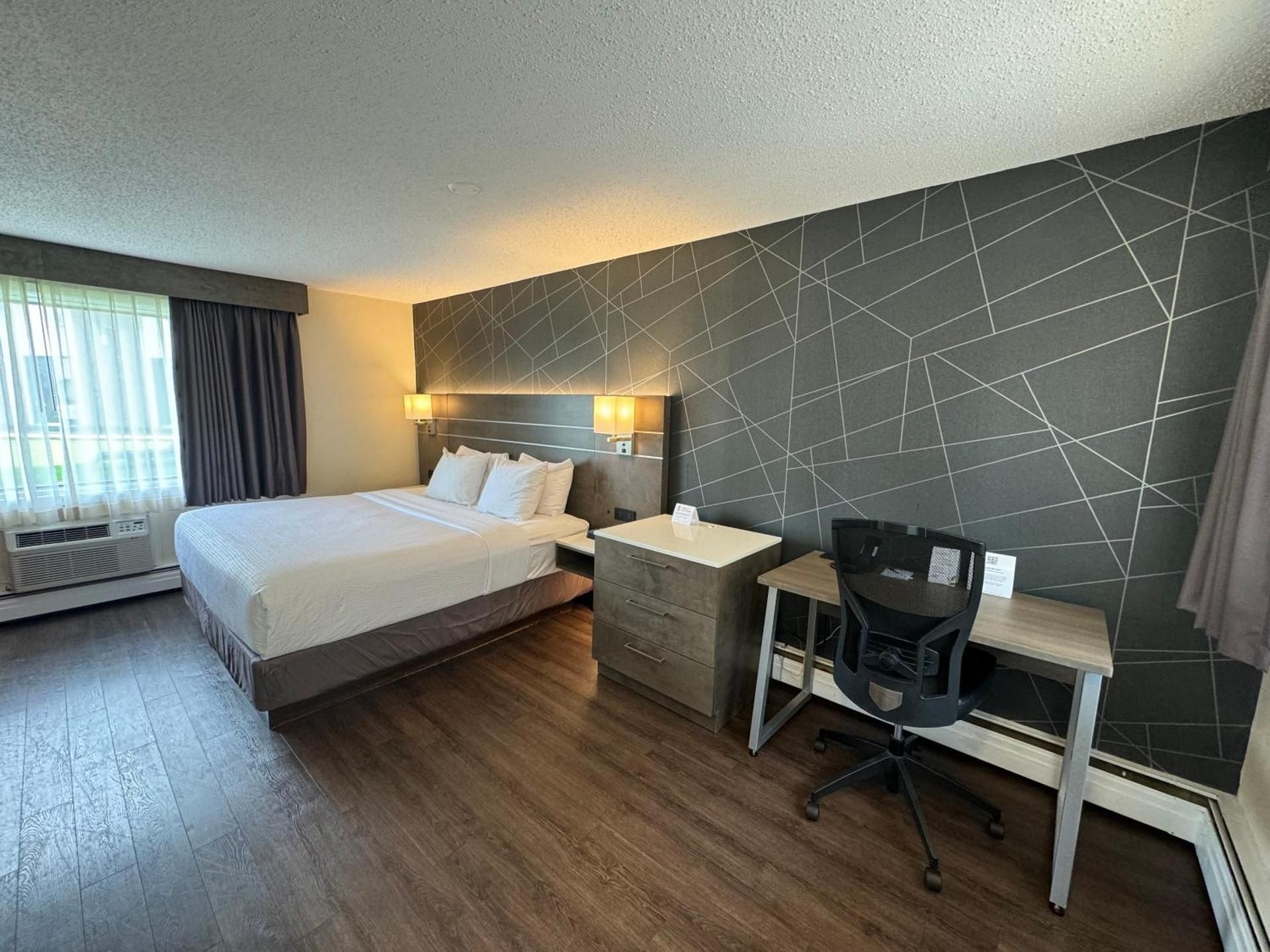 Best Western Truro - Glengarry 1 King Bed, Nonsmoking, Separate Building, Second Floor, Pet Friendly Room 2