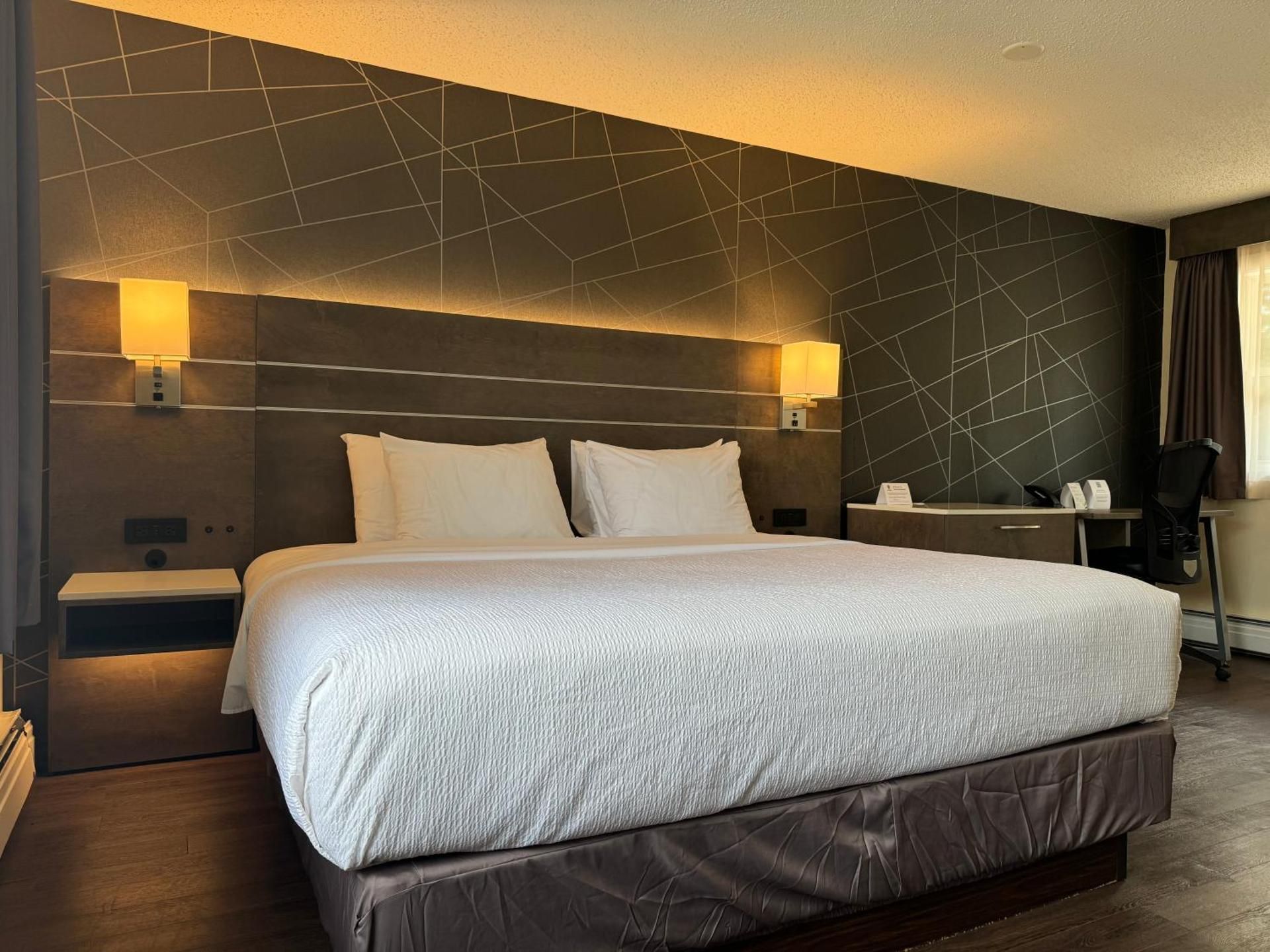 Best Western Truro - Glengarry 1 King Bed, Nonsmoking, Separate Building, Second Floor, Pet Friendly Room