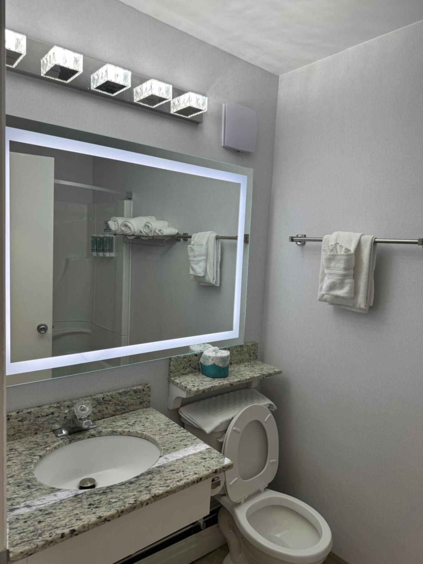 Best Western Truro - Glengarry 1 King Bed, Nonsmoking, Separate Building, Second Floor, Pet Friendly Room 3