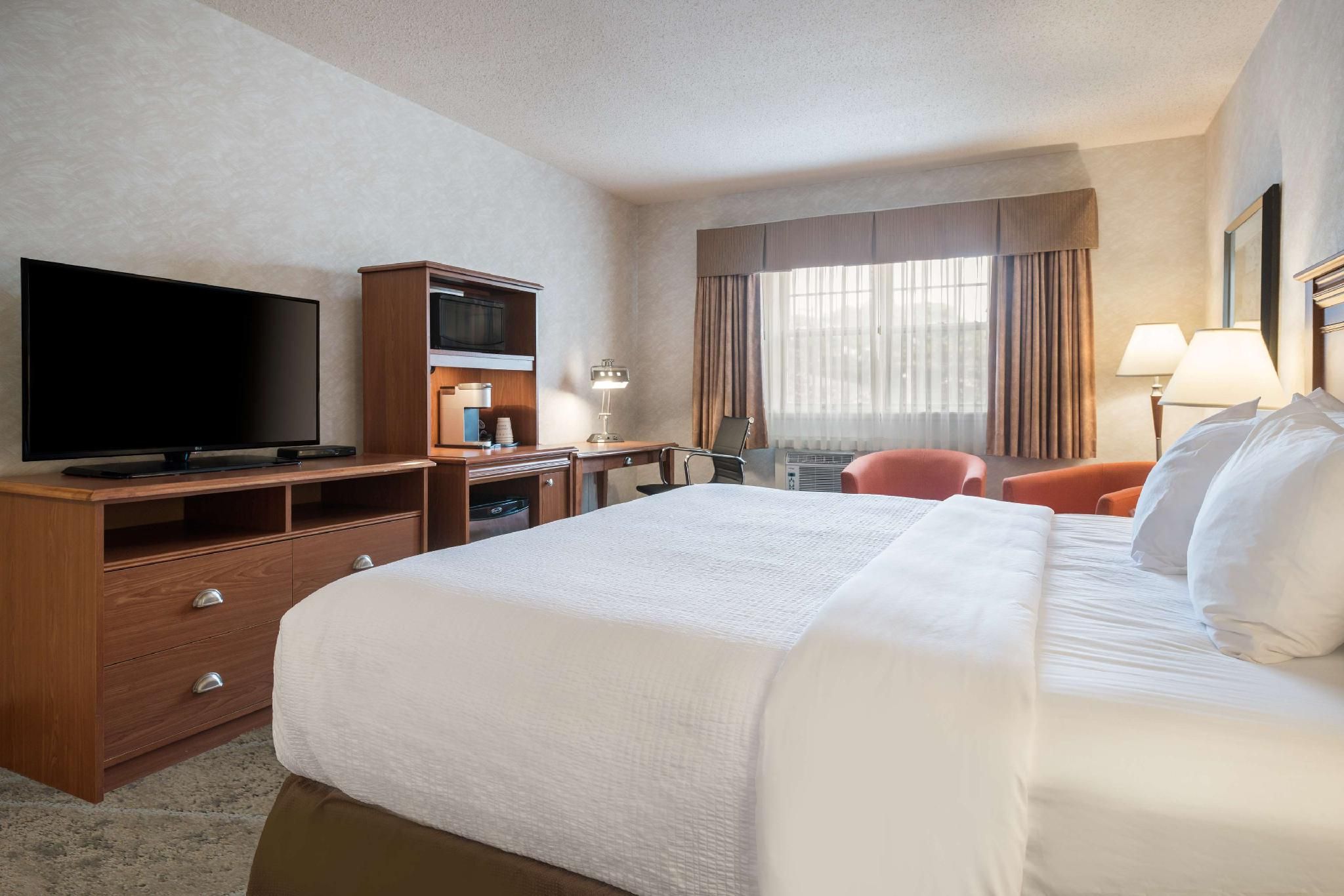 1 King Bed, Nonsmoking, Main Building