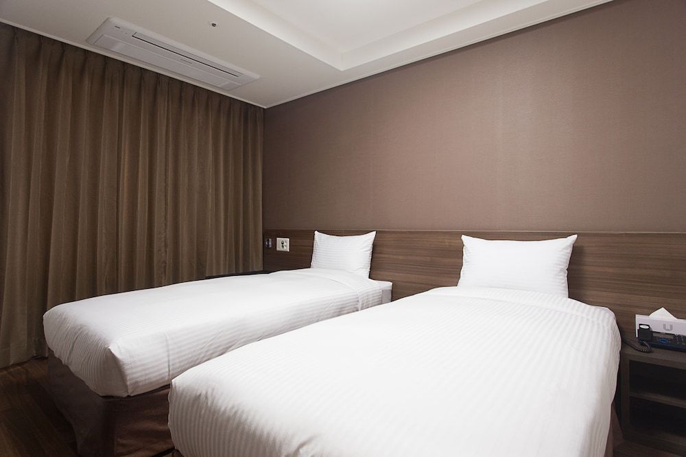 Urban Place Gangnam Standard Twin Room 3