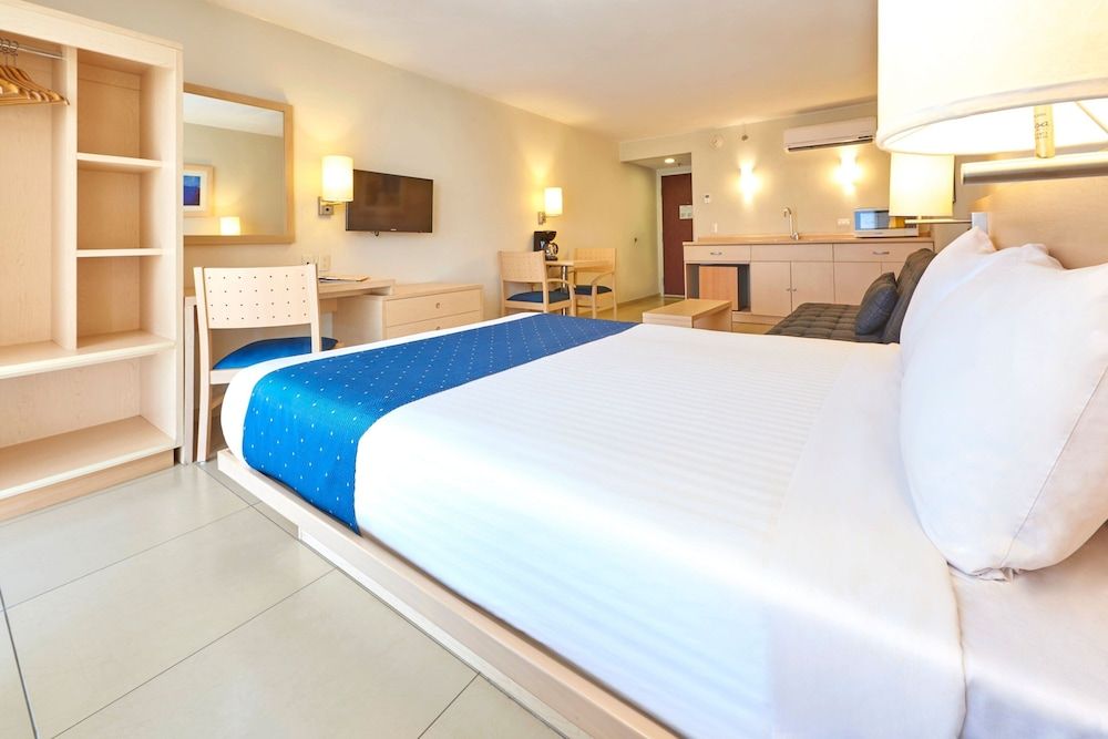 City Express by Marriott Xalapa Suite, 1 Queen Bed with Sofa bed 2