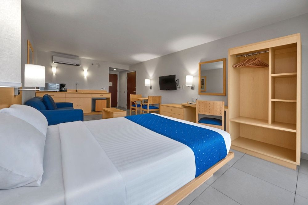 City Express by Marriott Xalapa Suite, 1 Queen Bed with Sofa bed 3