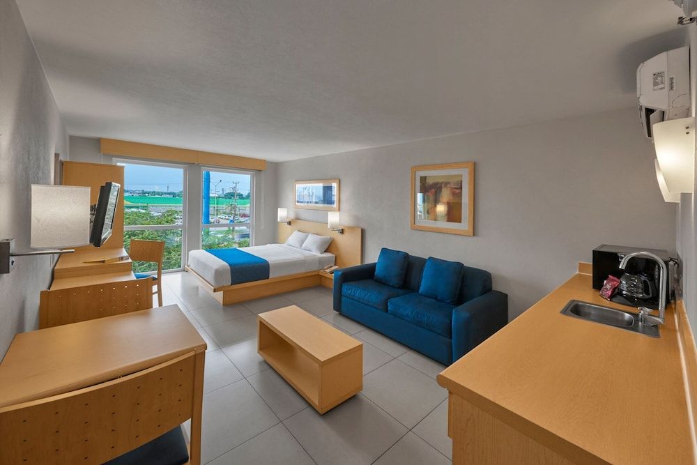 City Express by Marriott Xalapa Suite, 1 Queen Bed with Sofa bed 4