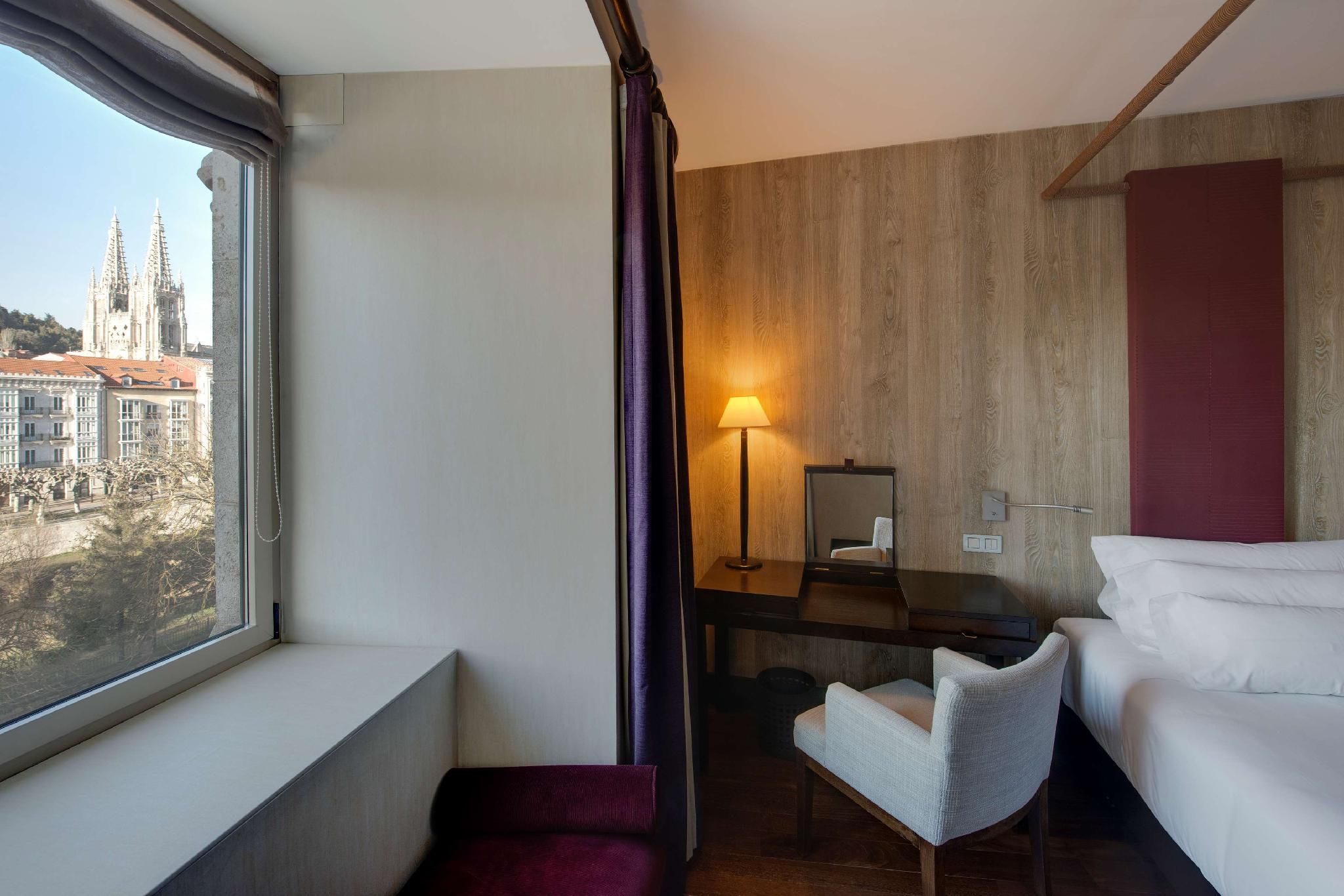 NH Collection Palacio de Burgos Superior Room with River view 3