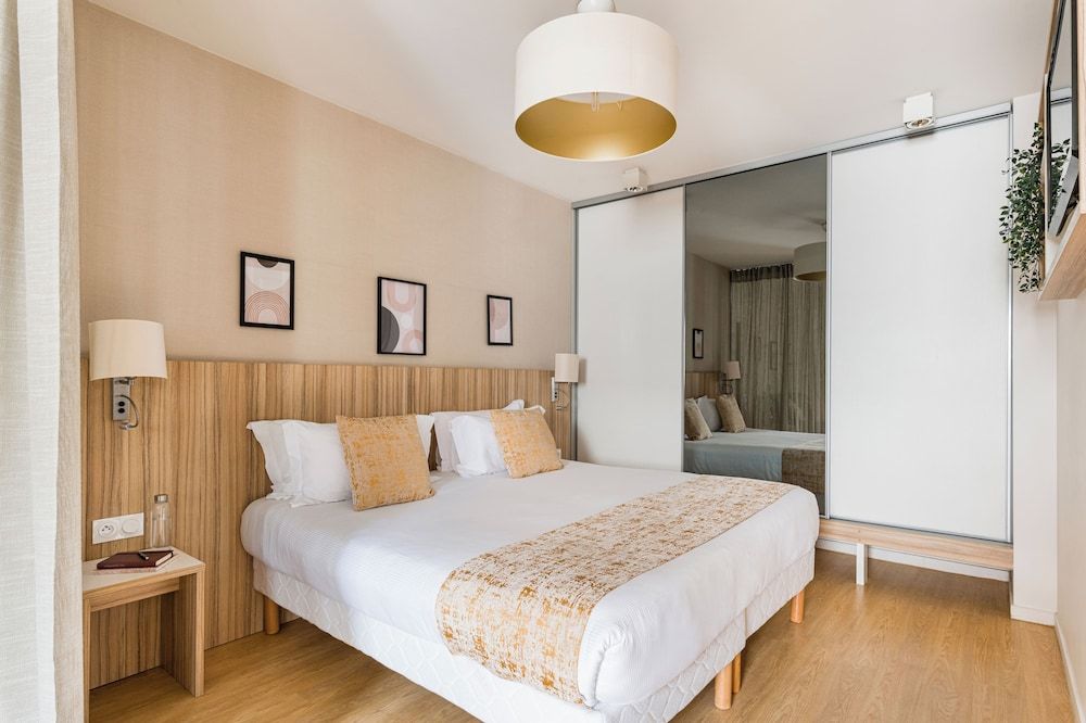 Q7 Lodge Lyon 7 Family Studio, 1 King Bed with Sofa bed, Non Smoking, Kitchen (4 People) 4