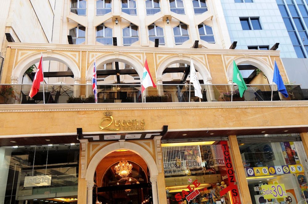 undefined Queen's Suite Hotel 6