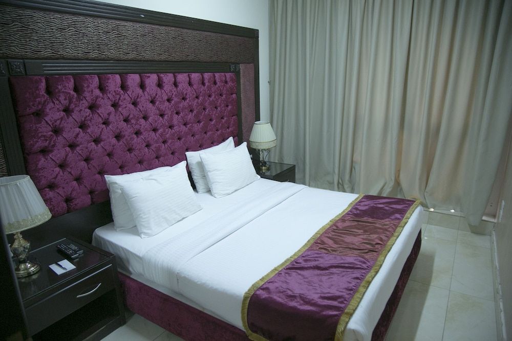 undefined Queen's Suite Hotel 10