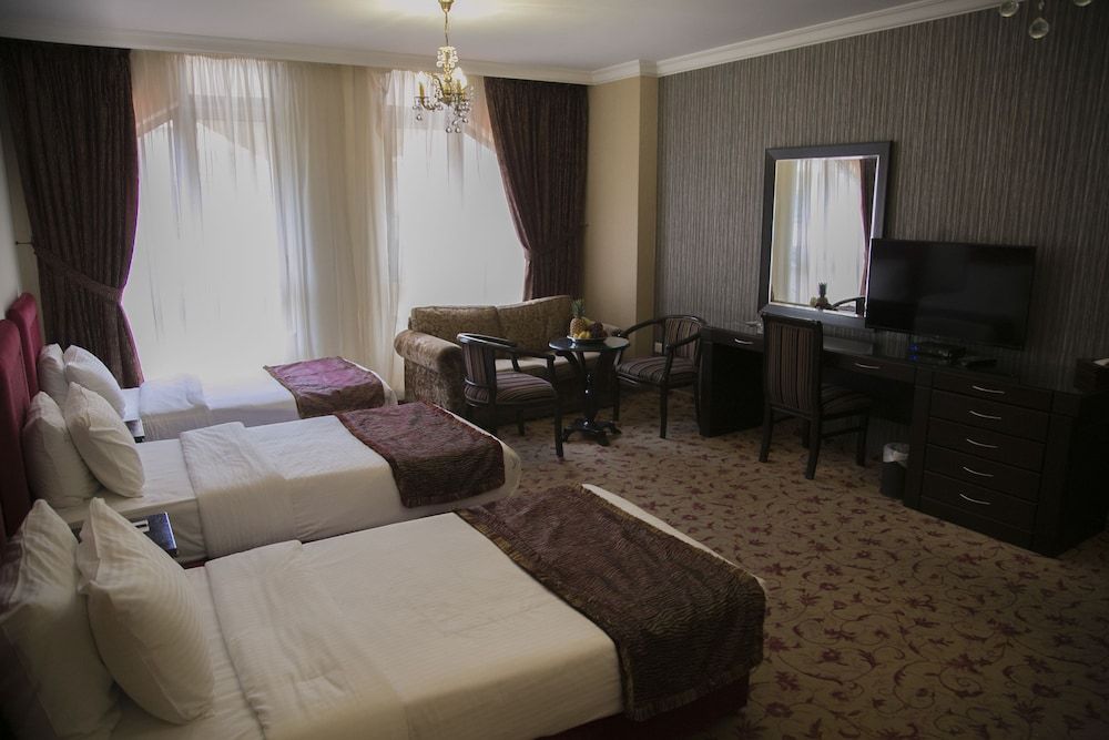 undefined Queen's Suite Hotel 9