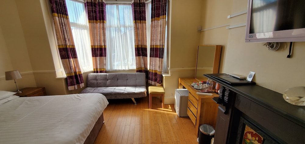 Diamonds Guest House Double Room, Ensuite 10