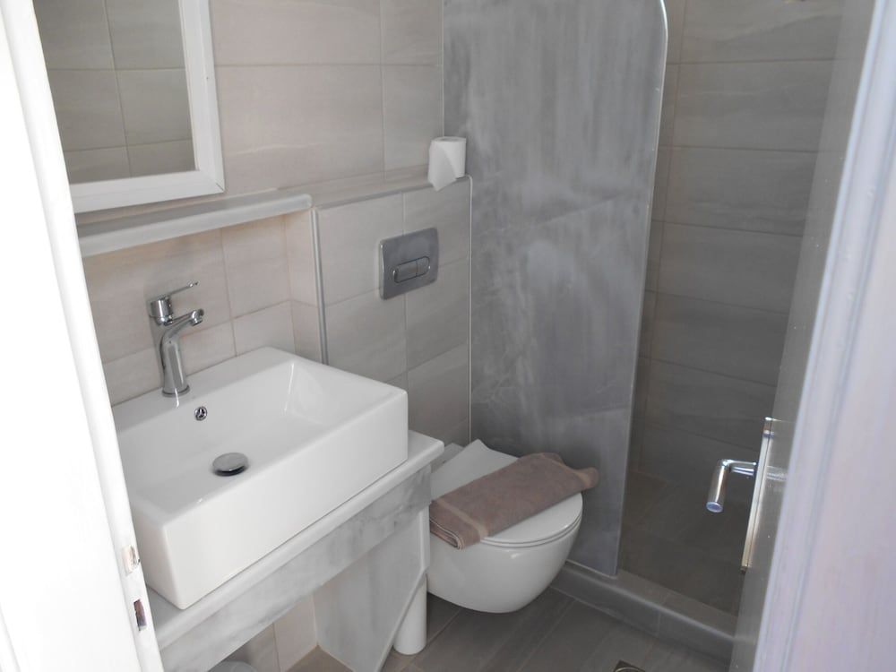 Perissa Hotel Superior Quadruple Room, Balcony, Garden View 9