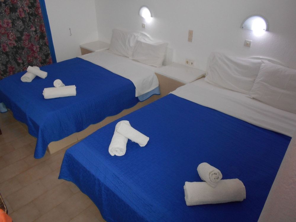 Perissa Hotel Superior Quadruple Room, Balcony, Garden View 3